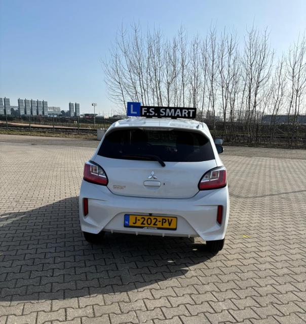 Lesauto van F.S. Smart achterkant met daklicht en kenteken.